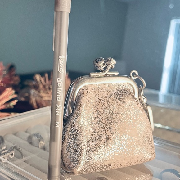 So Cute! Silver, Metallic Leather, Kiss-Lock HOBO Run Frame Coin Purse with Clip - Picture 5 of 7